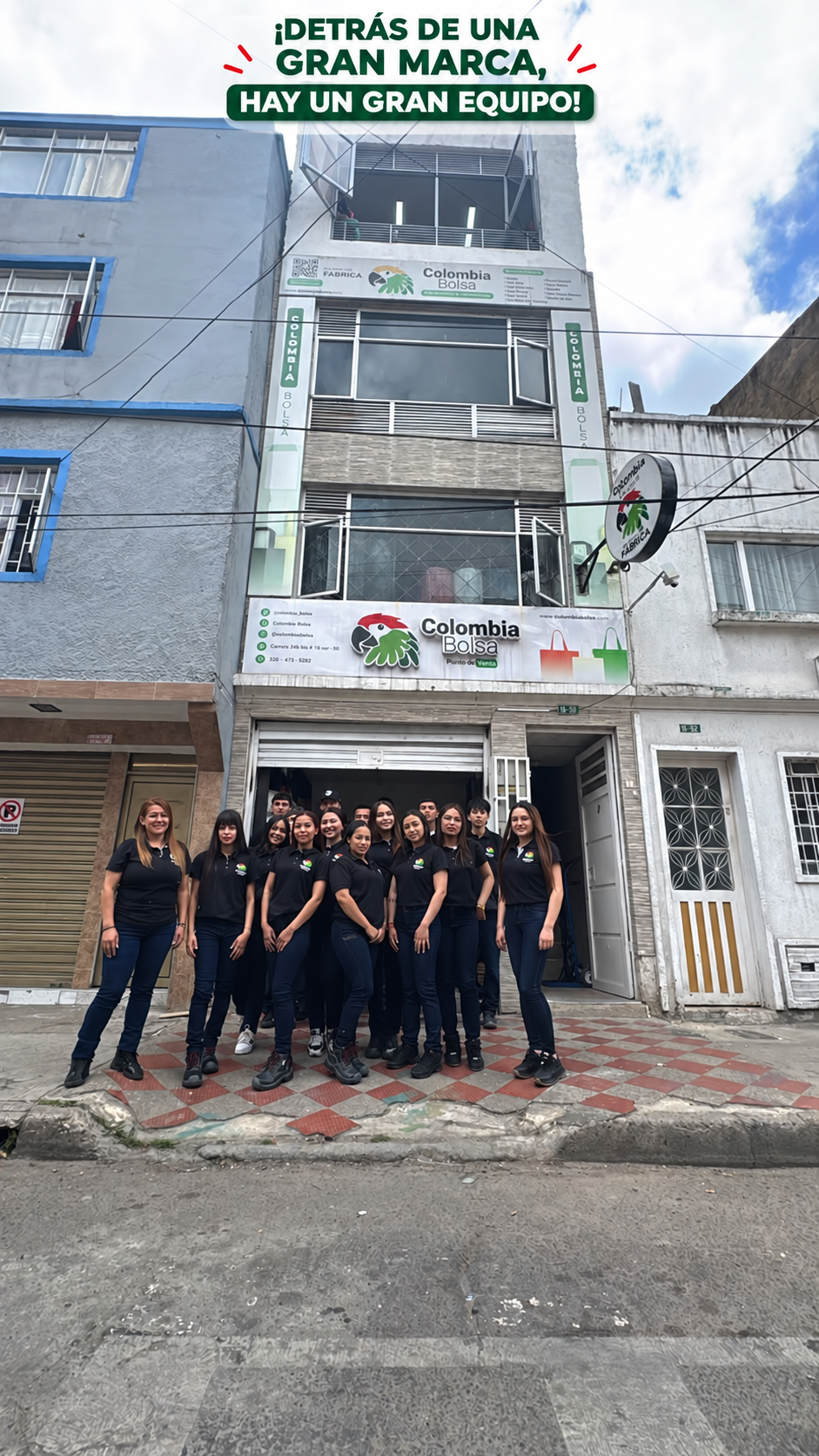 Equipo de Colombia Bolsa frente a su fábrica en el barrio Restrepo de Bogotá