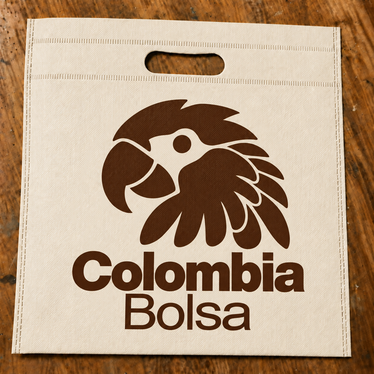 Logo de Colombia Bolsa estampado en color café sobre bolsa ecológica color marfil