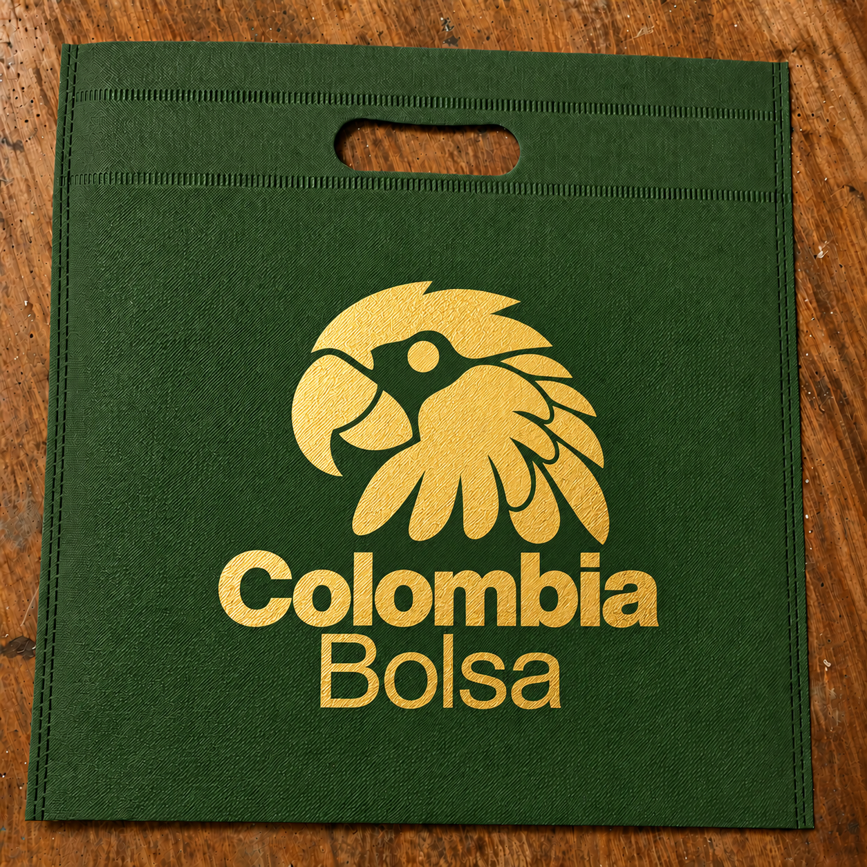 Logo de Colombia Bolsa estampado en color dorado sobre bolsa ecológica verde