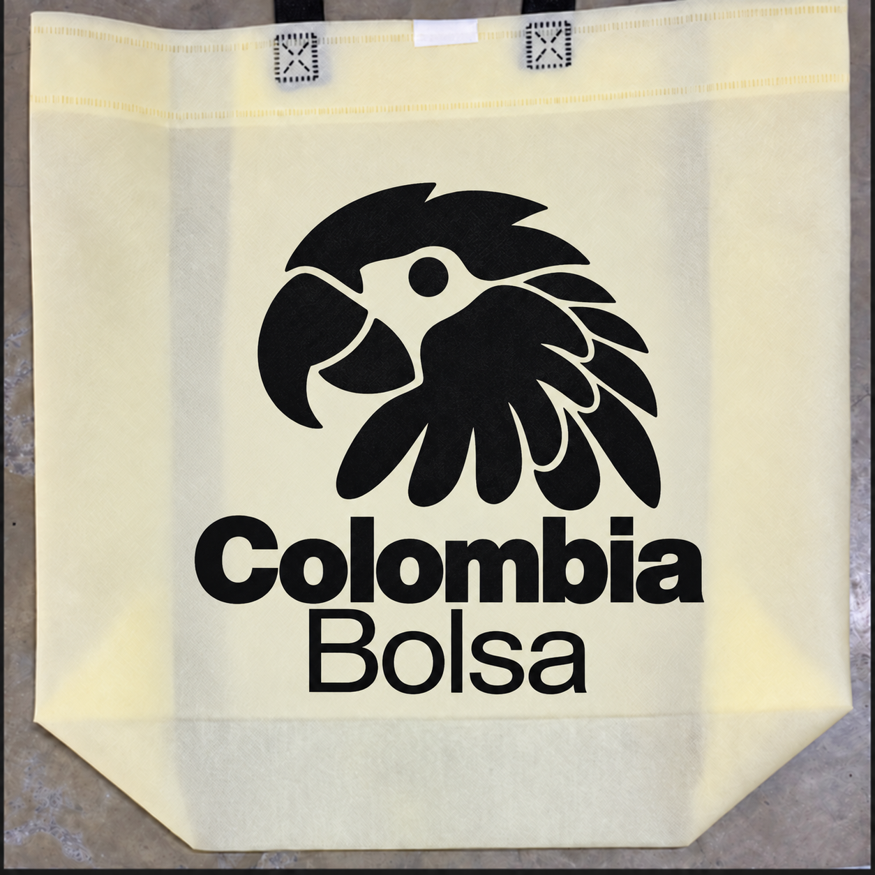 Logo de Colombia Bolsa estampado en color negro sobre bolsa ecológica color marfil